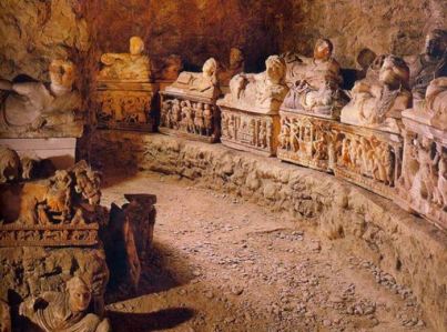 etruscan-tomb-of-large-family-from-volterra